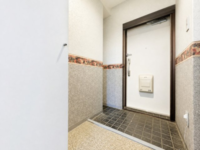 【玄関】 | 朝日プラザ上大岡 | ◆明るい玄関です！散らかりやすい玄関もスッキリする大容量のシューズボックス付き。
