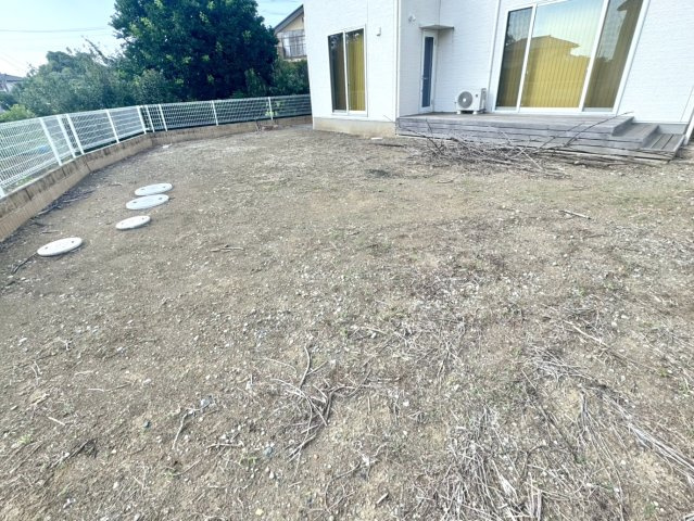 【中古戸建】邑楽郡大泉町大字寄木戸の庭|■庭｜道路から離れたお庭なので小さいお子様が遊んでいても車の心配いらずで安心です♪