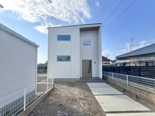 【中古戸建】邑楽郡大泉町大字寄木戸の外観|■外観｜道路から離れた場所に住まいが位置しているので小さいお子様が遊んでいても車と接触の心配も安心です♪