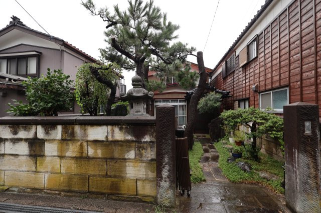 三島郡出雲崎町大字尼瀬岩舟町179番1　土地建物の庭
