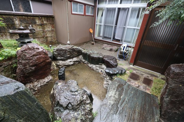 三島郡出雲崎町大字尼瀬岩舟町179番1　土地建物の庭