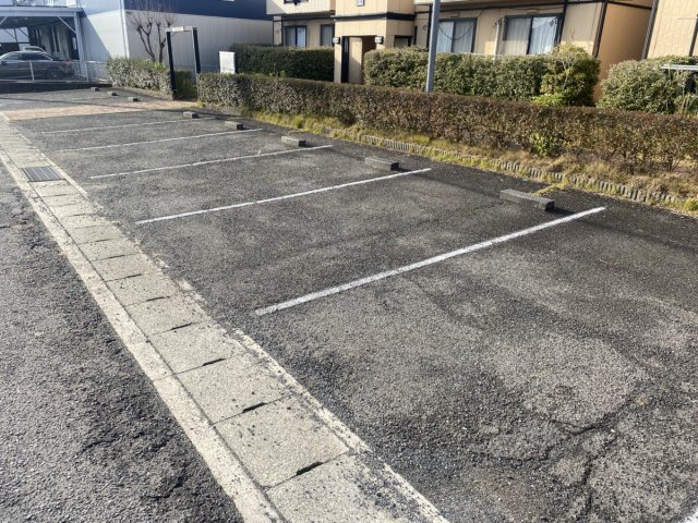 サンビレッジ操明Ａ棟の駐車場