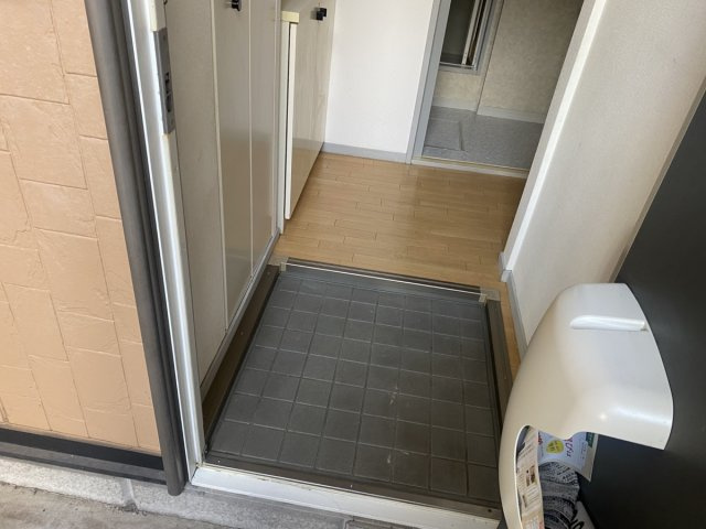 サンビレッジ操明Ａ棟の玄関