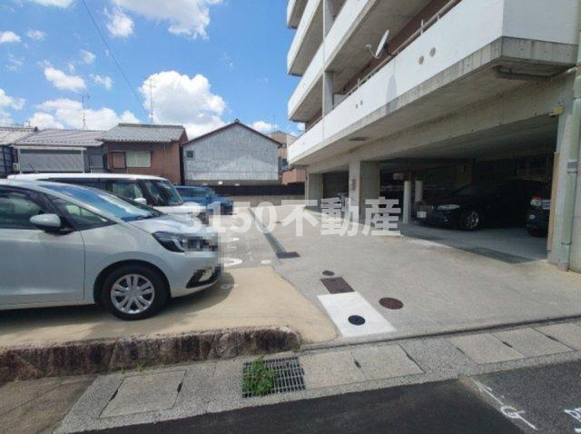 グランドパレス加納の駐車場
