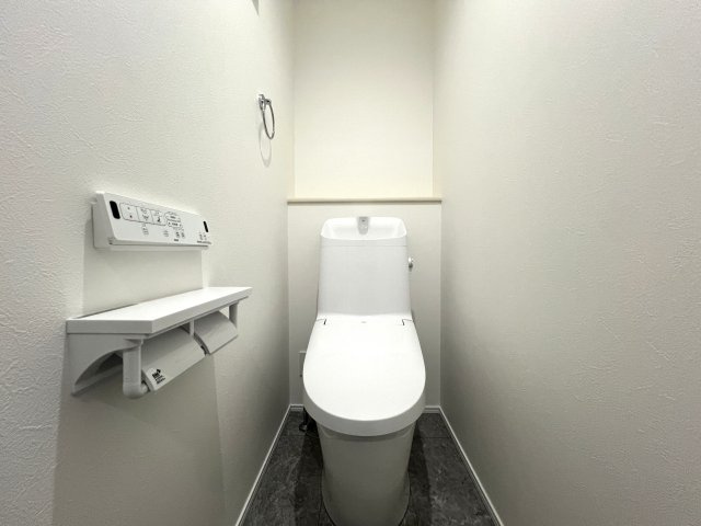 鶴見区の中でも住宅街の方の立地。シンプルな建売かと思いきやアクセントクロスや折り上げ天井でデザイン性もGOOD！！見るだけタダですから、出会えたならラッキーです！！な、【鶴見区馬場４丁目】新築戸建のトイレ|落ち着いた色調のトイレです