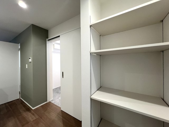 バババーババーババ。鶴見区の中でも住宅街の方です。シンプルな建売かと思いきやアクセントクロスや折り上げ天井でデザイン性も良き◎な【鶴見区馬場４丁目】新築戸建の内装|きれいな内装です
