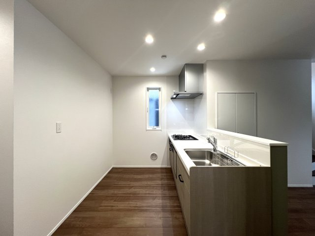 バババーババーババ。鶴見区の中でも住宅街の方です。シンプルな建売かと思いきやアクセントクロスや折り上げ天井でデザイン性も良き◎な【鶴見区馬場４丁目】新築戸建のキッチン|きれいなキッチンです