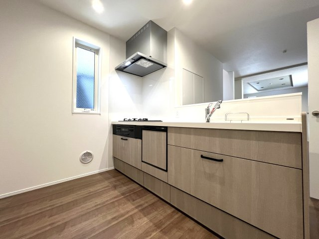 バババーババーババ。鶴見区の中でも住宅街の方です。シンプルな建売かと思いきやアクセントクロスや折り上げ天井でデザイン性も良き◎な【鶴見区馬場４丁目】新築戸建のキッチン|キッチンでお料理をお楽しみください