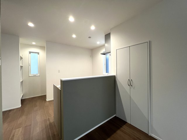 バババーババーババ。鶴見区の中でも住宅街の方です。シンプルな建売かと思いきやアクセントクロスや折り上げ天井でデザイン性も良き◎な【鶴見区馬場４丁目】新築戸建の居間・リビング|ゆったり過ごせるリビングです