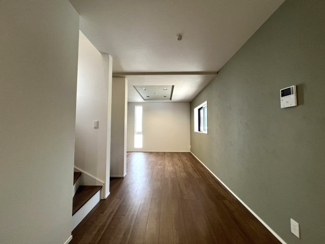 バババーババーババ。鶴見区の中でも住宅街の方です。シンプルな建売かと思いきやアクセントクロスや折り上げ天井でデザイン性も良き◎な【鶴見区馬場４丁目】新築戸建の居間・リビング|居間です