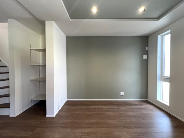 バババーババーババ。鶴見区の中でも住宅街の方です。シンプルな建売かと思いきやアクセントクロスや折り上げ天井でデザイン性も良き◎な【鶴見区馬場４丁目】新築戸建の居間・リビング|使いやすいリビングです