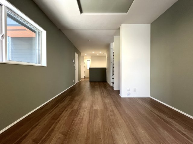 バババーババーババ。鶴見区の中でも住宅街の方です。シンプルな建売かと思いきやアクセントクロスや折り上げ天井でデザイン性も良き◎な【鶴見区馬場４丁目】新築戸建の居間・リビング|ゆったり過ごせる居間です
