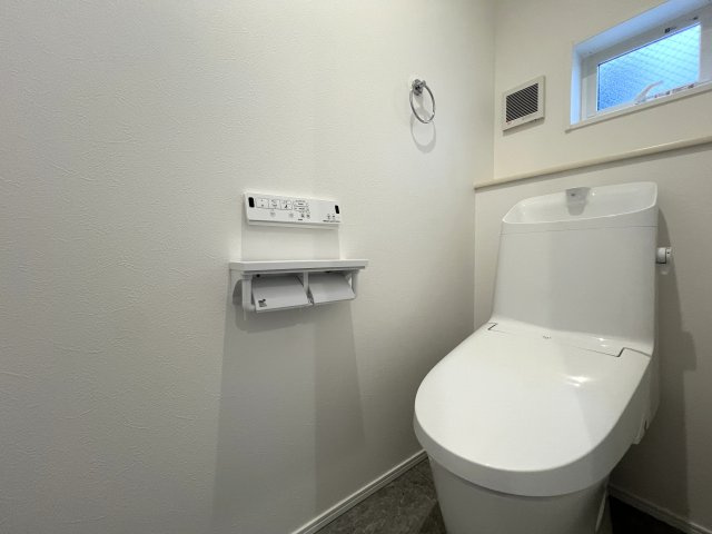 バババーババーババ。鶴見区の中でも住宅街の方です。シンプルな建売かと思いきやアクセントクロスや折り上げ天井でデザイン性も良き◎な【鶴見区馬場４丁目】新築戸建のトイレ|シンプルで使いやすいトイレです