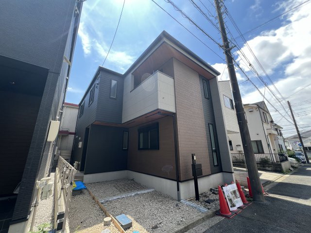 バババーババーババ。鶴見区の中でも住宅街の方です。シンプルな建売かと思いきやアクセントクロスや折り上げ天井でデザイン性も良き◎な【鶴見区馬場４丁目】新築戸建の外観|建物外観を気になさる方へ、見た目の良い物件です
