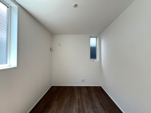 バババーババーババ。鶴見区の中でも住宅街の方です。シンプルな建売かと思いきやアクセントクロスや折り上げ天井でデザイン性も良き◎な【鶴見区馬場４丁目】新築戸建の洋室|スタンダードな洋室です
