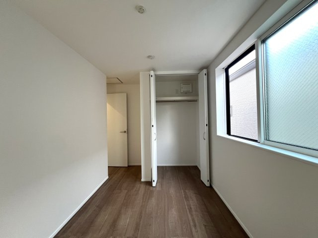バババーババーババ。鶴見区の中でも住宅街の方です。シンプルな建売かと思いきやアクセントクロスや折り上げ天井でデザイン性も良き◎な【鶴見区馬場４丁目】新築戸建の洋室|洋室です