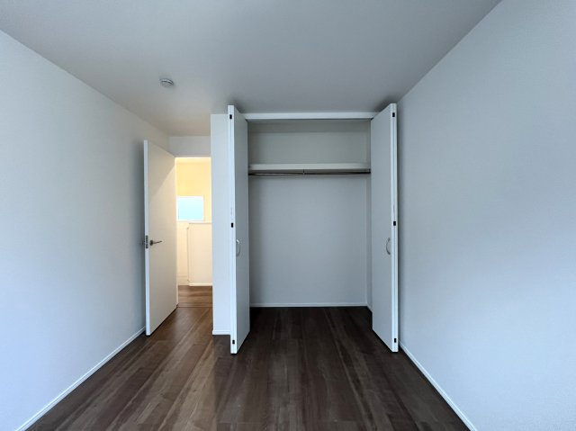 バババーババーババ。鶴見区の中でも住宅街の方です。シンプルな建売かと思いきやアクセントクロスや折り上げ天井でデザイン性も良き◎な【鶴見区馬場４丁目】新築戸建の洋室|落ち着いた色調の洋室です