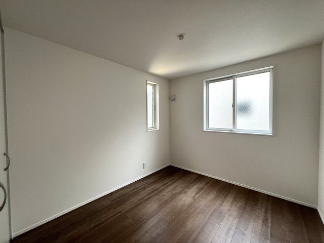 バババーババーババ。鶴見区の中でも住宅街の方です。シンプルな建売かと思いきやアクセントクロスや折り上げ天井でデザイン性も良き◎な【鶴見区馬場４丁目】新築戸建の洋室|きれいな洋室です