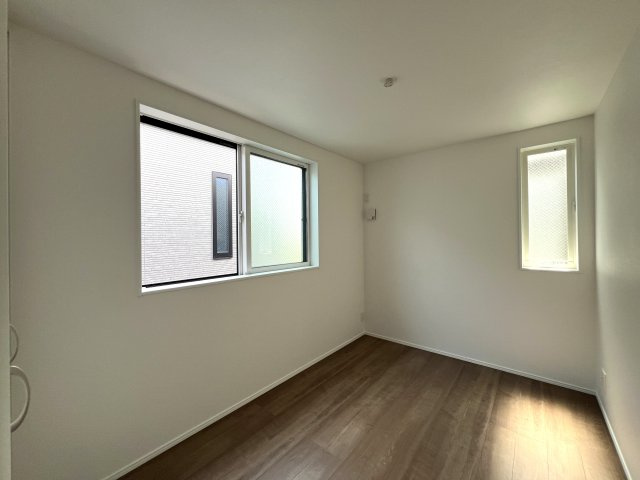 バババーババーババ。鶴見区の中でも住宅街の方です。シンプルな建売かと思いきやアクセントクロスや折り上げ天井でデザイン性も良き◎な【鶴見区馬場４丁目】新築戸建の洋室|きれいな洋室です