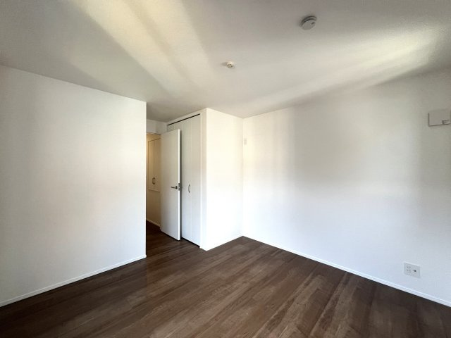 鶴見区の中でも住宅街の方の立地。シンプルな建売かと思いきやアクセントクロスや折り上げ天井でデザイン性もGOOD！！見るだけタダですから、出会えたならラッキーです！！な、【鶴見区馬場４丁目】新築戸建の洋室|きれいな洋室です