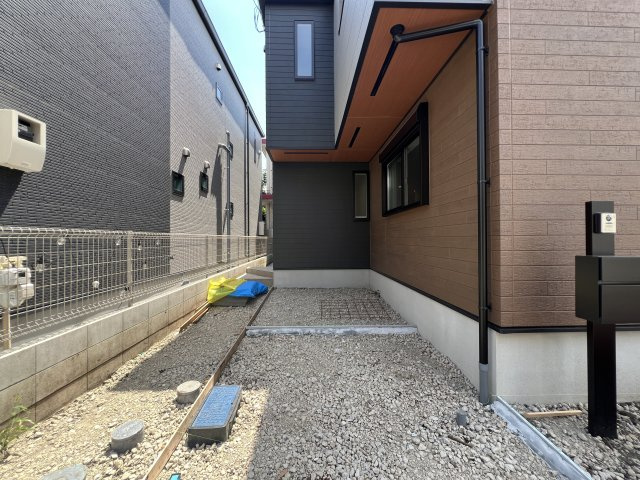 バババーババーババ。鶴見区の中でも住宅街の方です。シンプルな建売かと思いきやアクセントクロスや折り上げ天井でデザイン性も良き◎な【鶴見区馬場４丁目】新築戸建の駐車場|駐車場があるので、車を買う予定の方も安心です