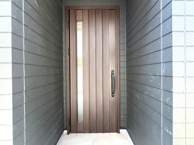 バババーババーババ。鶴見区の中でも住宅街の方です。シンプルな建売かと思いきやアクセントクロスや折り上げ天井でデザイン性も良き◎な【鶴見区馬場４丁目】新築戸建の玄関|収納もある玄関です