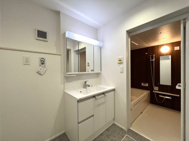 バババーババーババ。鶴見区の中でも住宅街の方です。シンプルな建売かと思いきやアクセントクロスや折り上げ天井でデザイン性も良き◎な【鶴見区馬場４丁目】新築戸建の独立洗面台|朝の身支度には欠かせない独立洗面化粧台