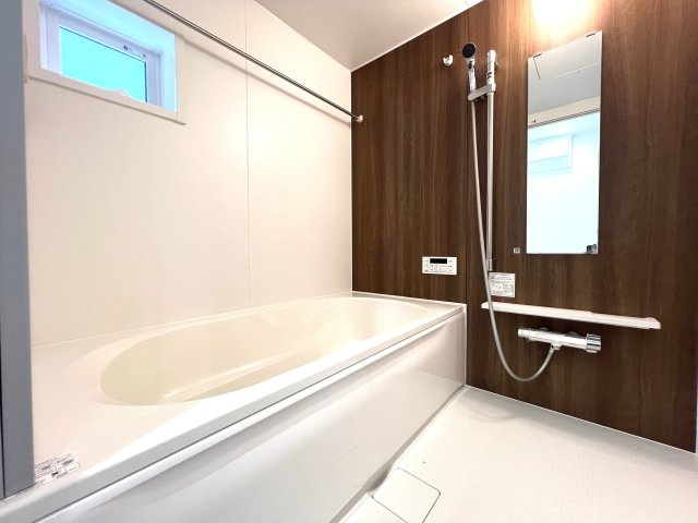 バババーババーババ。鶴見区の中でも住宅街の方です。シンプルな建売かと思いきやアクセントクロスや折り上げ天井でデザイン性も良き◎な【鶴見区馬場４丁目】新築戸建の浴室|日々の暮らしに欠かせないお風呂です