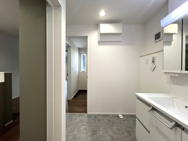 バババーババーババ。鶴見区の中でも住宅街の方です。シンプルな建売かと思いきやアクセントクロスや折り上げ天井でデザイン性も良き◎な【鶴見区馬場４丁目】新築戸建のランドリースペース