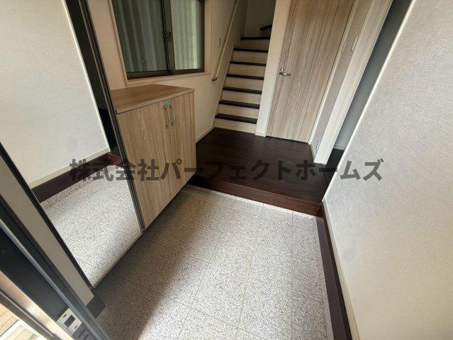 太秦緑ヶ丘戸建　賃貸の玄関|明るい玄関です