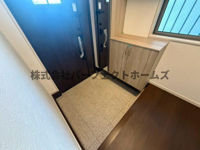 太秦緑ヶ丘戸建　賃貸の玄関|明るい玄関です