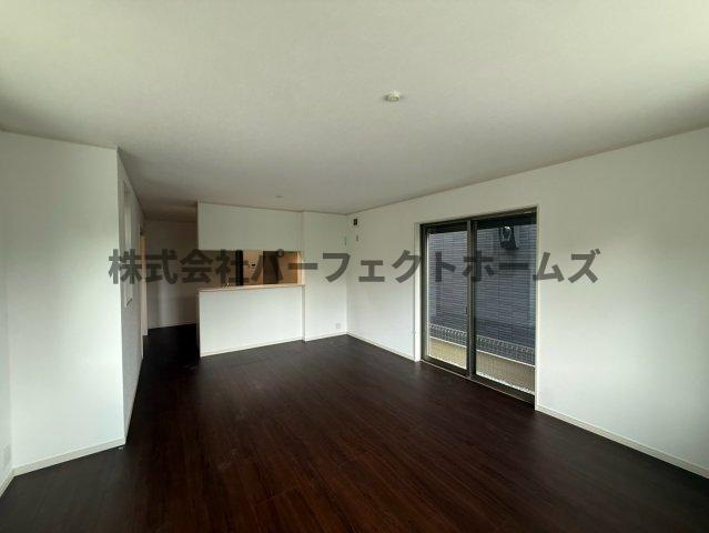 太秦緑ヶ丘戸建　賃貸の居間・リビング|ゆったり過ごせる居間です