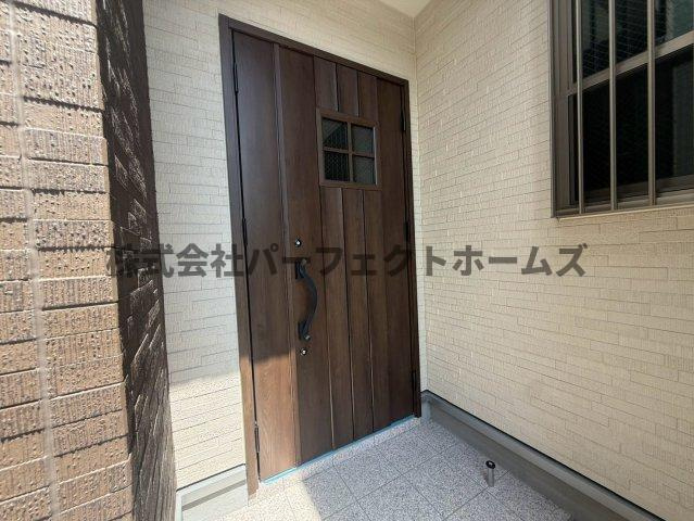 太秦緑ヶ丘戸建　賃貸の玄関|収納もある玄関です