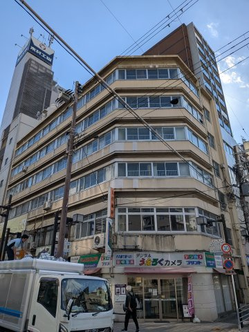 ニュー上六ビルの外観