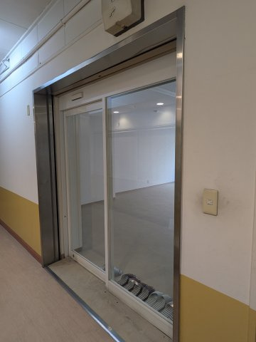 ニュー上六ビルの玄関