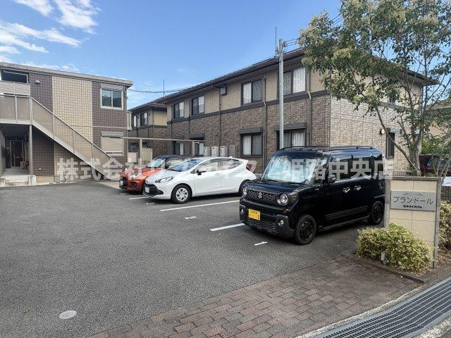 ブランドールの駐車場