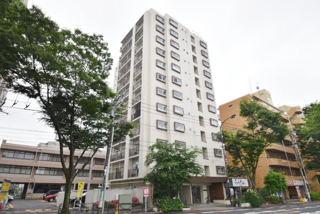【現況写真】 | 上北沢ハイネスコーポ | 青空によく映える建物です。手入れの行き届いた外壁やマンション正面エントランスなど、綺麗な姿をぜひ一度、現地にてご覧ください。～即日のご見学可能～　お問合せはお気軽にどうぞ。