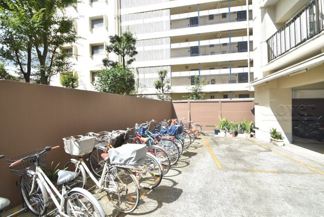 【駐輪場】 | 上北沢ハイネスコーポ | 自転車置き場。マンションの共用部にあたります。空きの有無や駐輪料金、各戸の台数制限などについては、改めてお問い合わせください。～即日のご見学可能～　お問合せはお気軽にどうぞ。