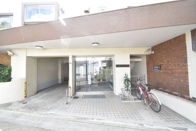 【エントランス】 | 上北沢ハイネスコーポ | お客様を、そして住人を出迎えてくれるマンションのエントランス。ゴミが落ちていないことからも、管理状態の良さや住民の節度の高さが見て取れます。～即日のご見学可能～　お問合せはお気軽にどうぞ。