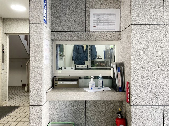 【受付】 | 上北沢ハイネスコーポ | 管理人さんが勤務する管理室です。マンションに出入りする人たちを見守り、注意を払ってくれています。～即日のご見学可能～　お問合せはお気軽にどうぞ。