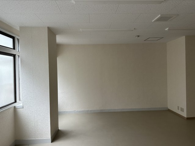 ニュー上六ビルの洋室