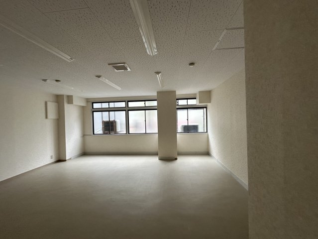 ニュー上六ビルの洋室