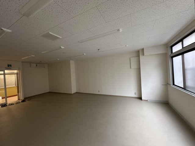 ニュー上六ビルの洋室