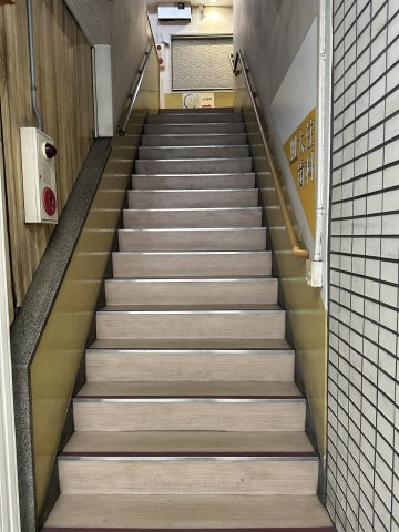 ニュー上六ビルのエントランス