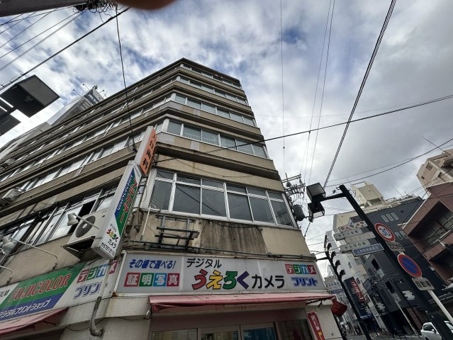 ニュー上六ビルの外観