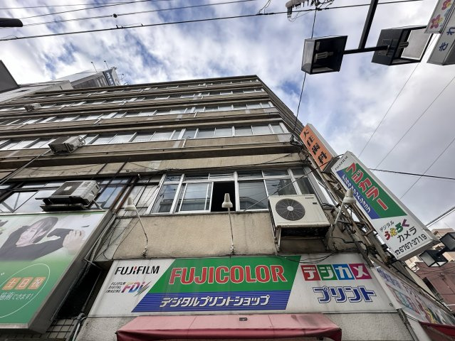 ニュー上六ビルの外観