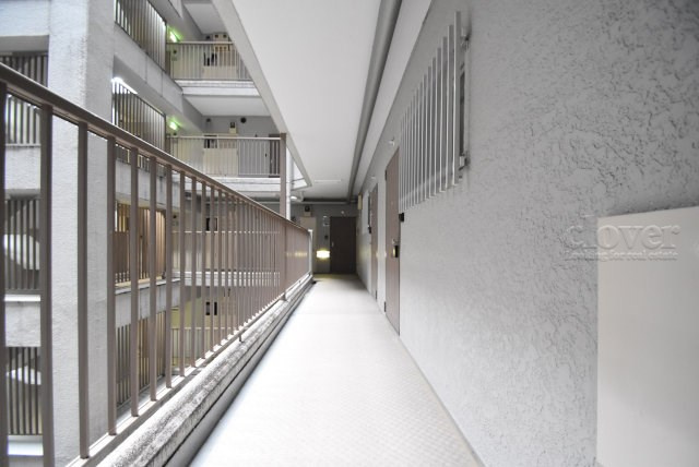 【その他共用部分】 | 錦糸町ハイタウン | マンションの共用廊下です。きれいに清掃されています。周囲のお部屋の様子も、ぜひ伺ってみてください。～即日のご見学可能～　お問合せはお気軽にどうぞ。