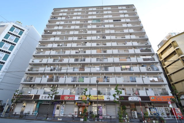 【外観】 | 錦糸町ハイタウン | 周辺の建物に比べて、ひときわ大きなサイズのマンションです。大型コミュニティであることは良いマンションの指標のひとつ。見ていると誇らしい気持ちになります。～即日のご見学可能～　お問合せはお気軽にどうぞ。