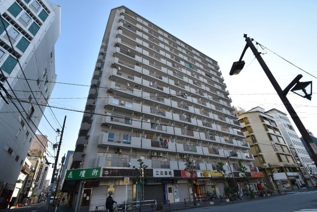 【現況写真】 | 錦糸町ハイタウン | 外観と前面道路の様子です。