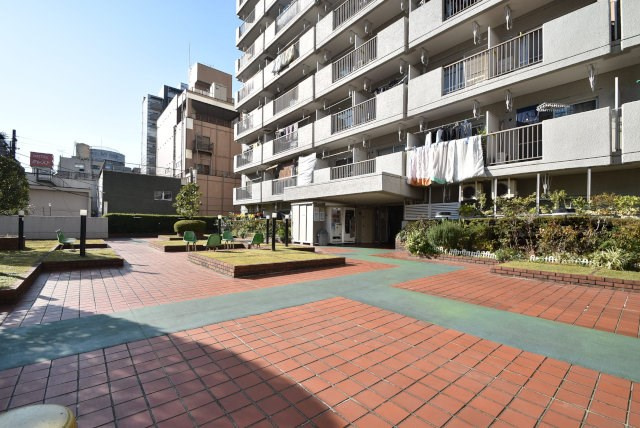 【エントランス】 | 錦糸町ハイタウン | お客様を、そして住人を出迎えてくれるマンションのエントランス。ゴミが落ちていないことからも、管理状態の良さや住民の節度の高さが見て取れます。～即日のご見学可能～　お問合せはお気軽にどうぞ。